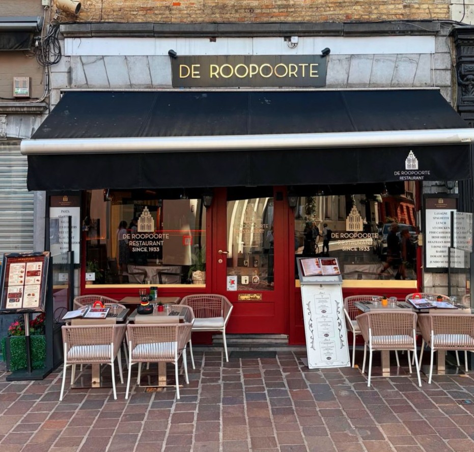 Storefront and terrace of De Roopoorte
