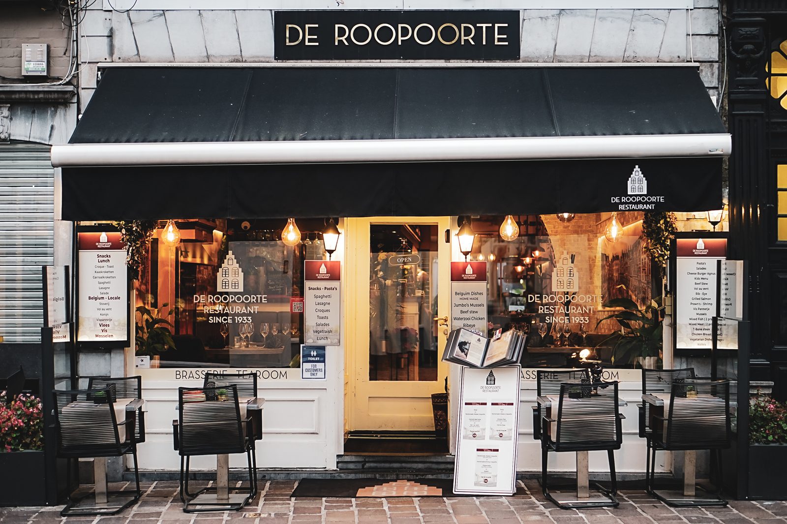 Facade of De Roopoorte on Vlamingstraat